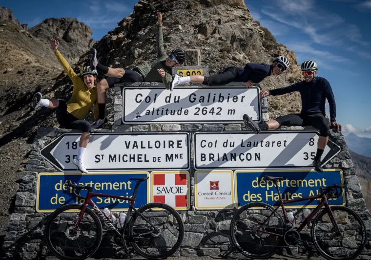 groupe cyclistes en haut du col du Galibier