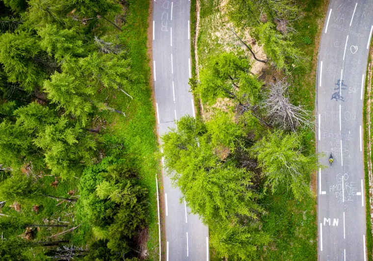 Le Col d'Izoard et ses lacets vus du ciel