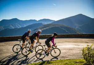 Cyclistes sur les hautes routes de Nice