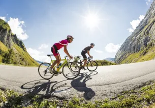 Cyclistes au col de la Colombière
