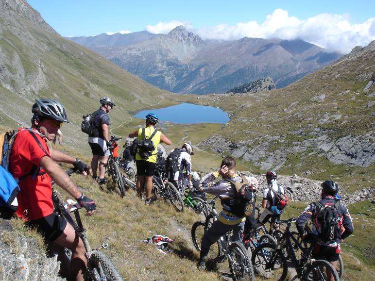 groupe de VTTistes dans le Queyras