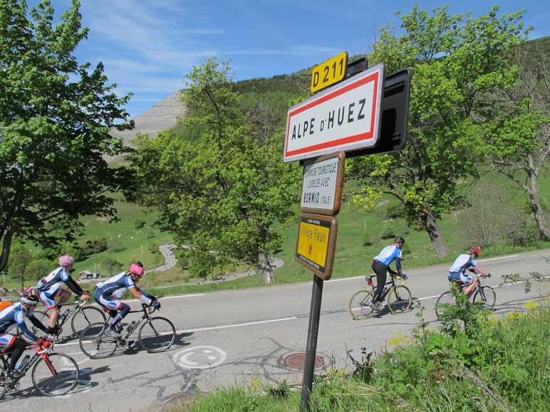 Panneau Alpe D'Huez avec cyclistes