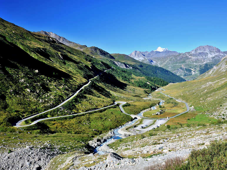 Le Pont Saint-Charles au pied des premiers lacets du col de l'Iseran