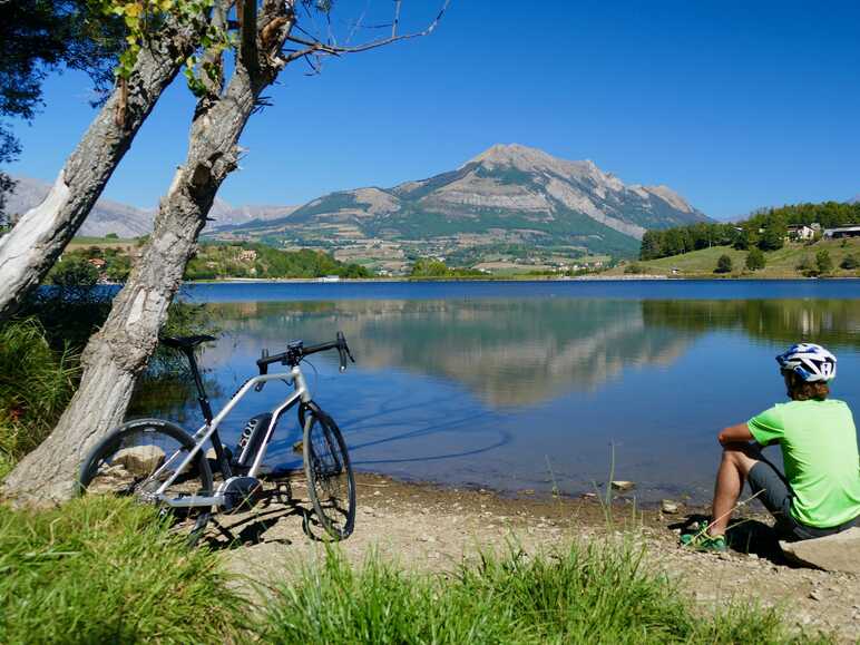 Vélo électrique Moustache au bord d'un lac