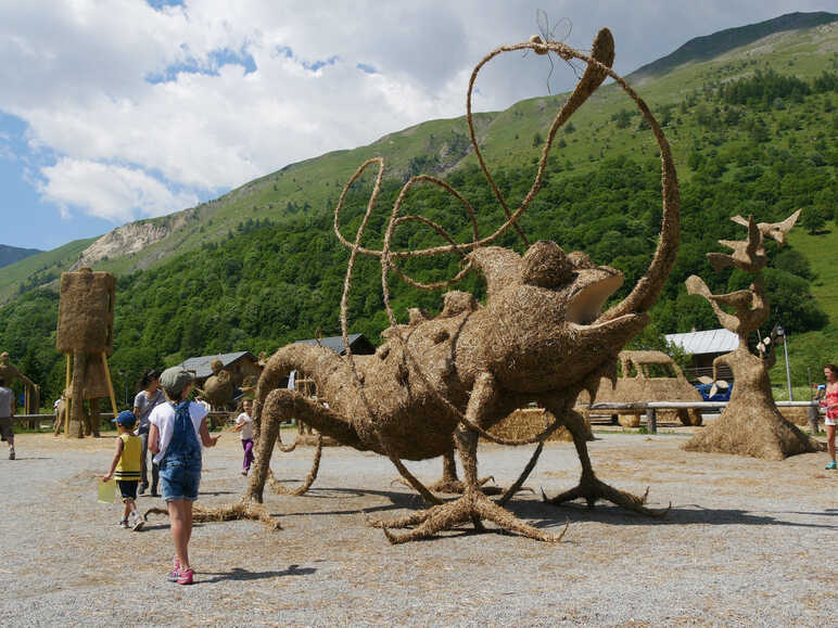 Joyous ephemeral sculpture in Valloire